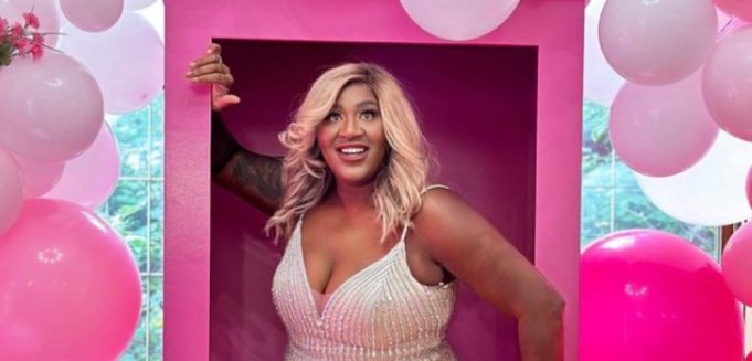 Mélissa Bédard sort et partage son look de fête de 33 ans et les commentaires sont nombreux