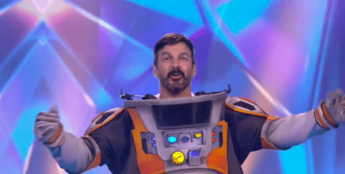 Damien Robitaille fait grandement réagir avec sa performance à Chanteurs Masqués