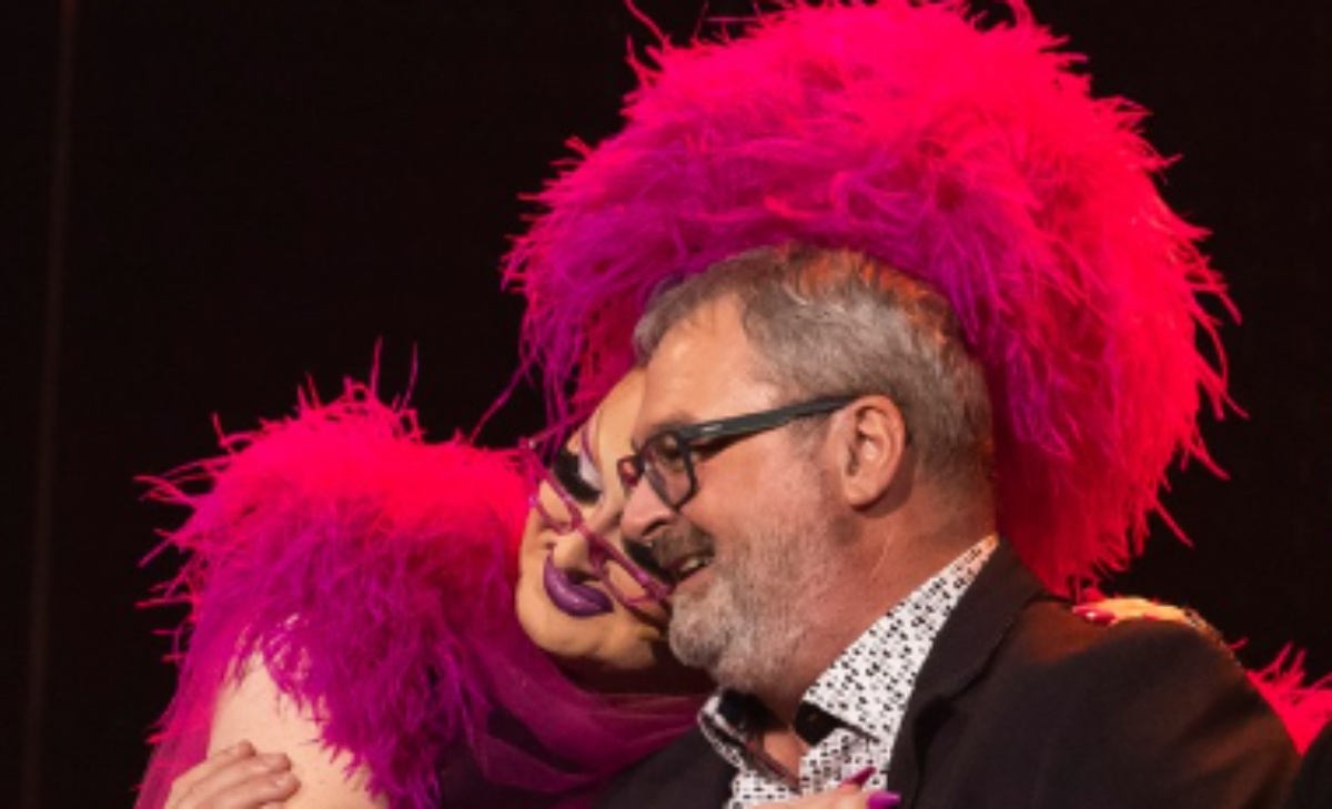 Un moment entre Mona de Grenoble et son père à En direct de l’univers