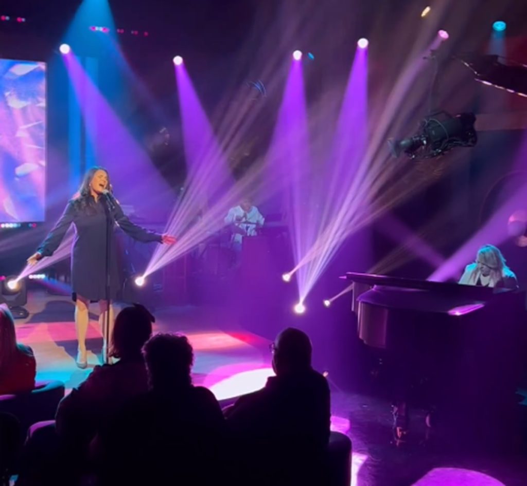 La prestation de chant de Marie-Eve Janvier à Bonsoir Bonsoir crée une