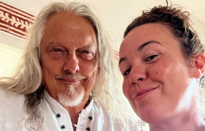 La blonde connue de Normand D’Amour partage une rare photo pour leur anniversaire de couple