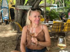 Cathy Gauthier pose en maillot noir plongeant à 48 ans et les commentaires sont nombreux