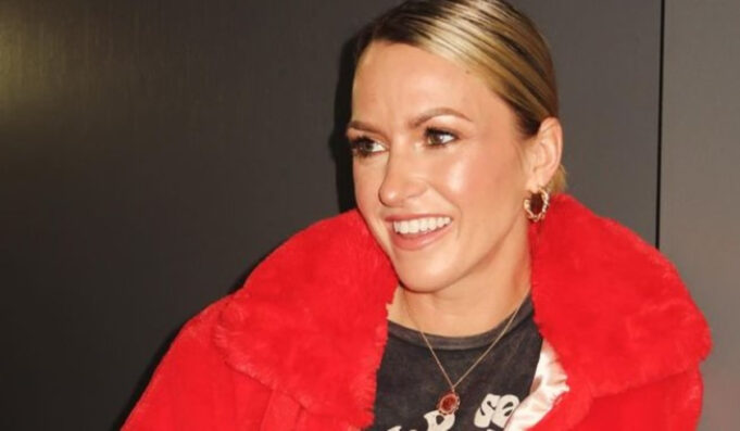 Émily Bégin montre ses nouvelles lunettes et ça fait changement