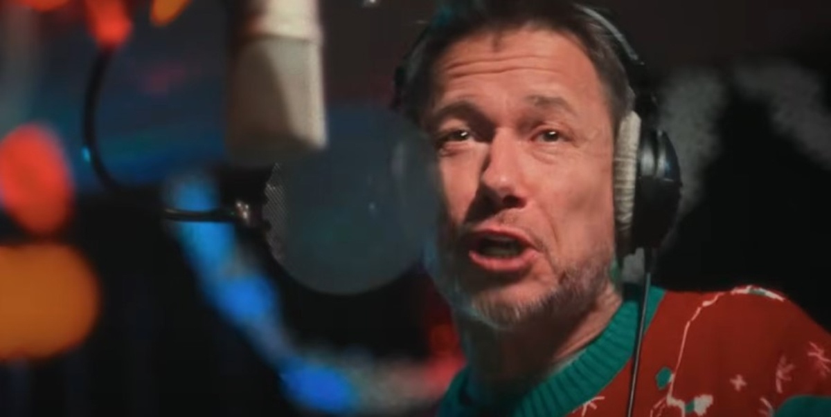 Stéphane Rousseau chante une chanson de Noël et les réactions sont ...