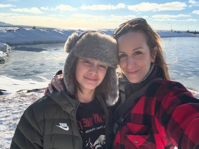 Anik Jean coupe les cheveux de son fils et montre le résultat