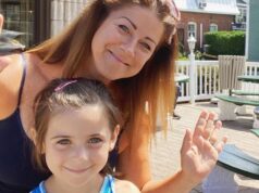 Marie-Elaine Thibert prend la pose devant son sapin de Noël avec sa fille de 13 ans