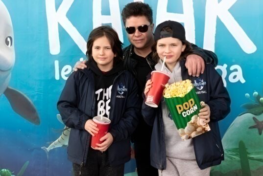 Éric Lapointe publie les photos de son souper de Noël et il est bien accompagné