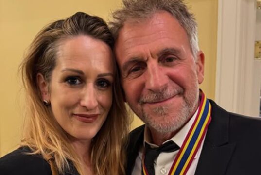 Patrick Huard montre comment il regardait sa blonde à Zénith