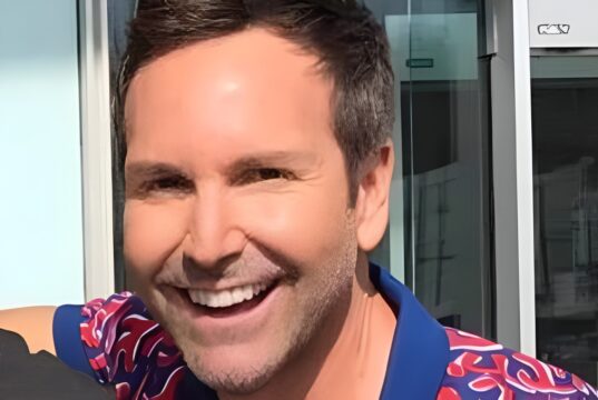 Après la controverse, Éric Salvail aurait un nouveau chum et ça fait réagir