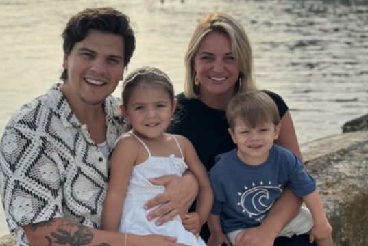 Ludovick Bourgeois montre son nouveau tatouage avec sa blonde