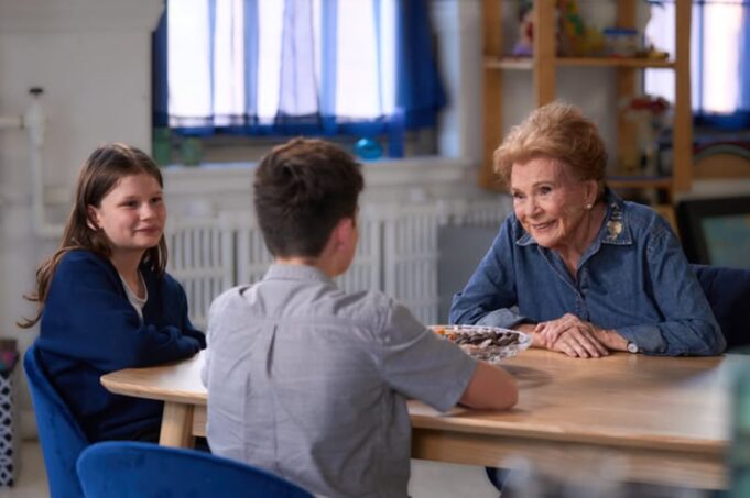 Âgée de 100 ans, Janette Bertrand fait grandement réagir avec sa nouvelle émission