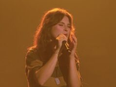 Mia Tinayre montre son look plongeant en spectacle et elle rayonne