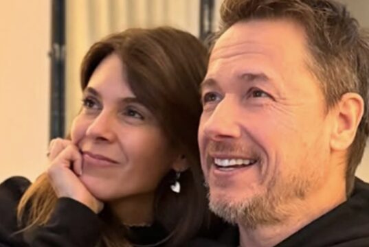 Stéphane Rousseau publie une photo de ses vacances et il est bien accompagné