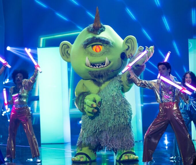 Plusieurs ont trouvé qui se cachait sous le costume du Cyclope à Chanteurs masqués