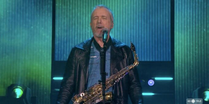 Le numéro de Dan Bigras fait réagir à En direct de l’univers sur un point précis