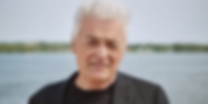 Un chanteur connu au Québec annonce qu’il s’est marié avec sa blonde à 76 ans