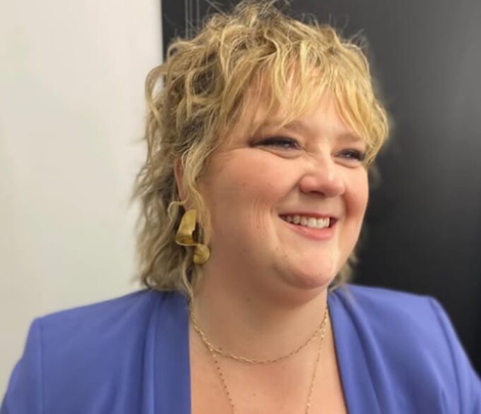 Debbie Lynch-White fait réagir avec son look sur le tapis rouge