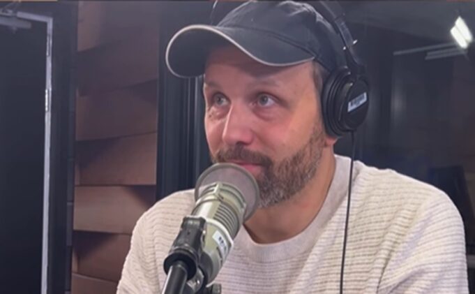 Le comédien Émile Proulx-Cloutier fait une précision avant la fin de sa série