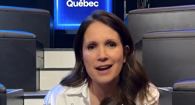 France Beaudoin sort et fait une annonce pour l’émission En direct de l’univers du Nouvel An