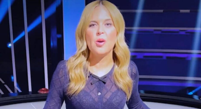 La chemise transparente de Julie Snyder fait réagir à son émission de télé