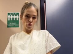 Maripier Morin pose avec un ventre de femme enceinte