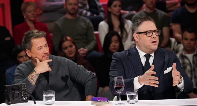 Stéphane Rousseau se fait envoyer une pique par un autre invité sur le plateau de TLMEP