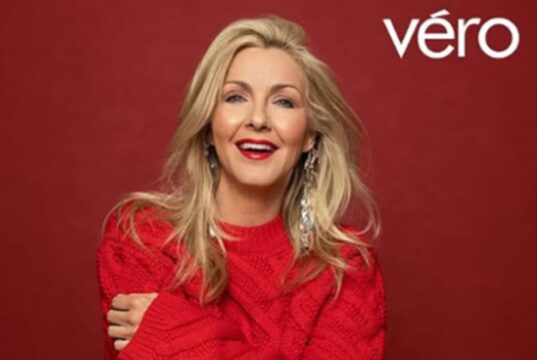 Véronique Cloutier prend la pose pour Noël et son look fait réagir