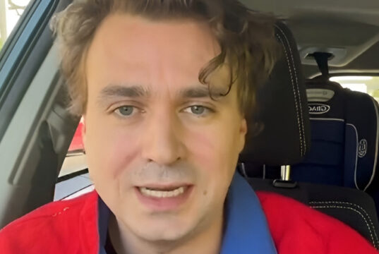 Un humoriste connu confie redouter son premier Noël sans son père