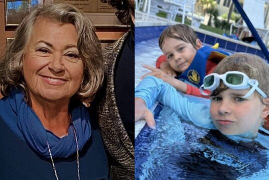 Les arrières-petits-enfants de Ginette Reno posent devant leur sapin de Noël et c’est quelque chose