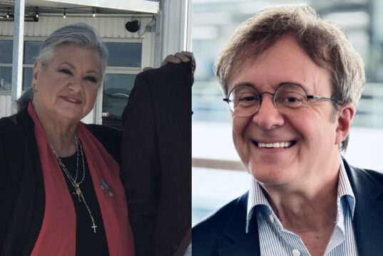 Stéphane Laporte sort et fait une annonce sur Ginette Reno