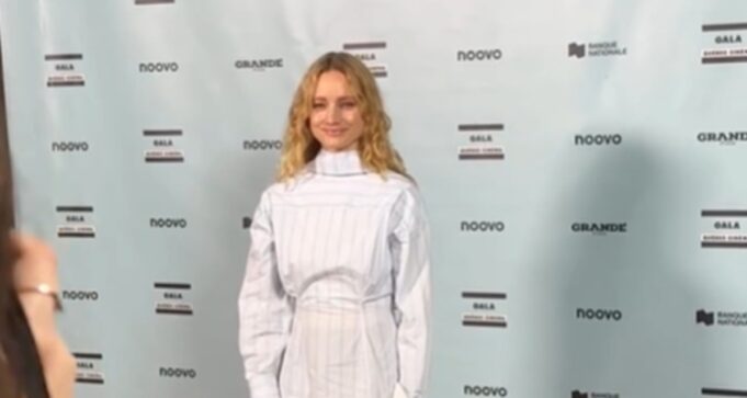 Laurence Leboeuf fait réagir avec sa tenue en blanc sur le tapis rouge du gala