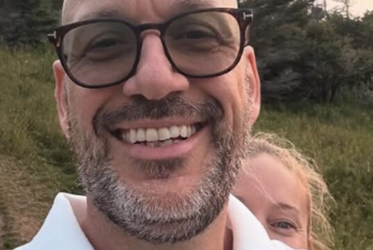 Martin Matte embrasse une vedette du Québec et ça fait réagir