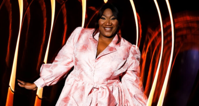 melissa-bedard-look-rose-chanteurs-masques