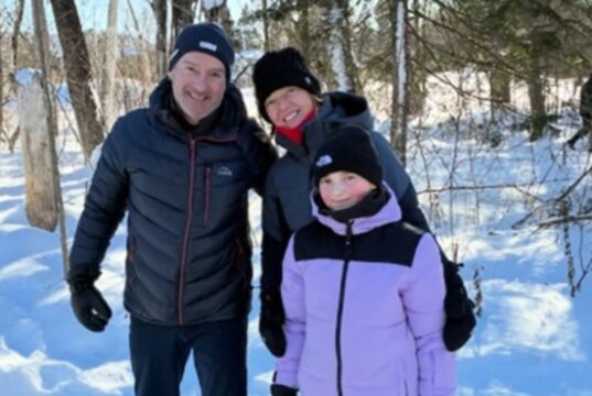 L’animateur Patrice Roy partage toutes les photos de sa sortie familiale à l’extérieur
