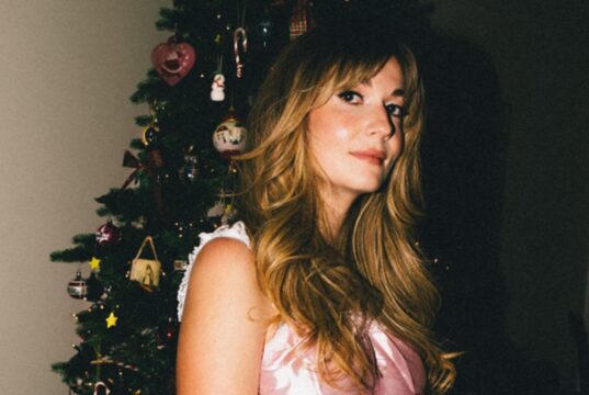 Rosalie Vaillancourt annonce qu’elle est enceinte et montre son bedon dans sa robe