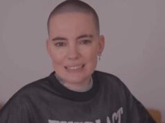 Quelques heures avant Noël, Roxane Bruneau se fait tatouer dans le cou et montre le résultat