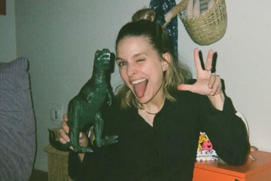 Sarah-Jeanne Labrosse montre son sapin de Noël 2025