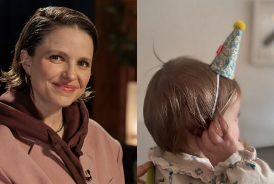 Sarah-Jeanne Labrosse montre le gâteau de fête pour les 2 ans de Léo