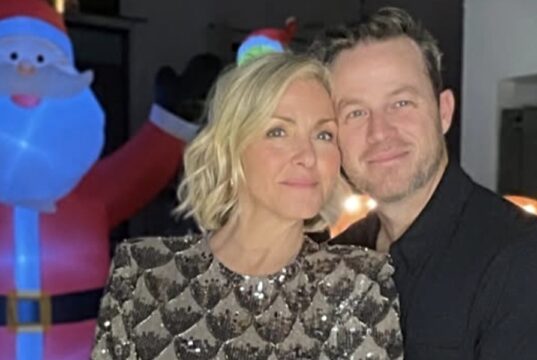 Véronique Cloutier publie une photo avec ses 3 enfants et son chum pour Noël