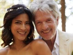 Claude Meunier pose sur une photo de couple avec sa blonde connue