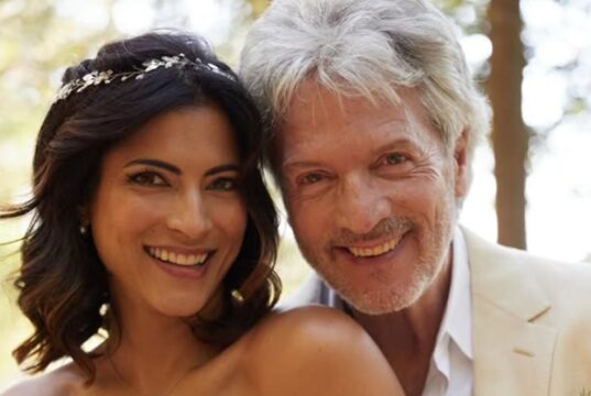 Claude Meunier pose sur une photo de couple avec sa blonde connue