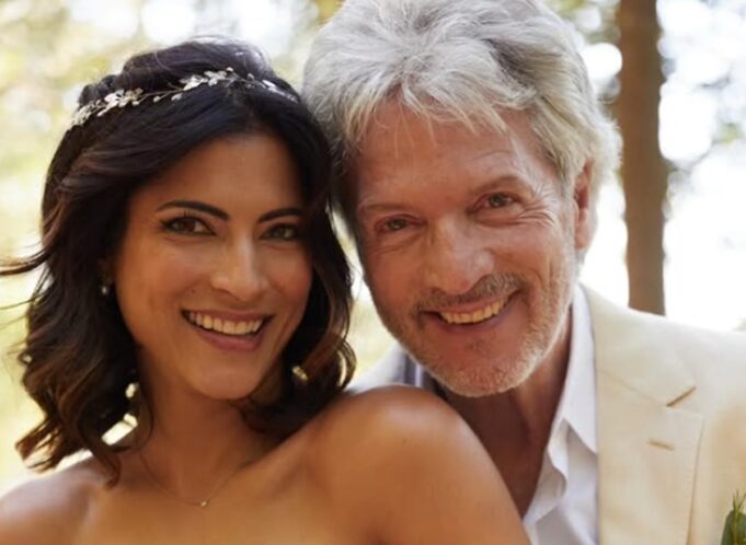 Claude Meunier pose sur une photo de couple avec sa blonde connue