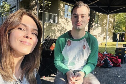 Benjamin Gratton montre le gâteau que Julie Perreault lui a préparé pour sa fête