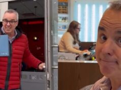 Gino Chouinard montre les nouvelles lunettes qu’il a achetées et c’est quelque chose