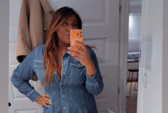 Mélissa Bédard pose avec ses robes en denim et elle fait réagir