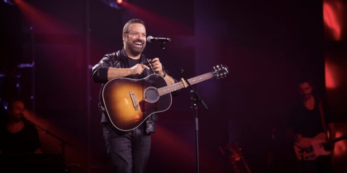 Christian Marc Gendron repasse devant les coachs à La Voix 2026