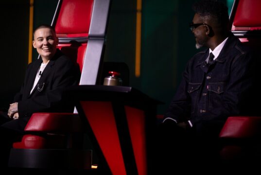 Un participant de La Voix monte sur scène avec Mia Tinayre et plusieurs ne le savaient pas