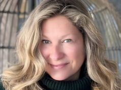 Saskia Thuot montre les images de ses retrouvailles avec un animateur connu