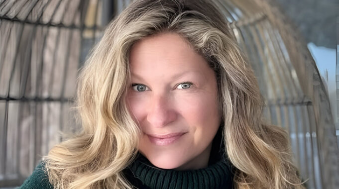 Saskia Thuot montre les images de ses retrouvailles avec un animateur connu