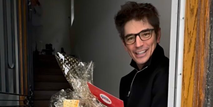Sébastien Delorme montre le cadeau qu’il a reçu pour ses 55 ans